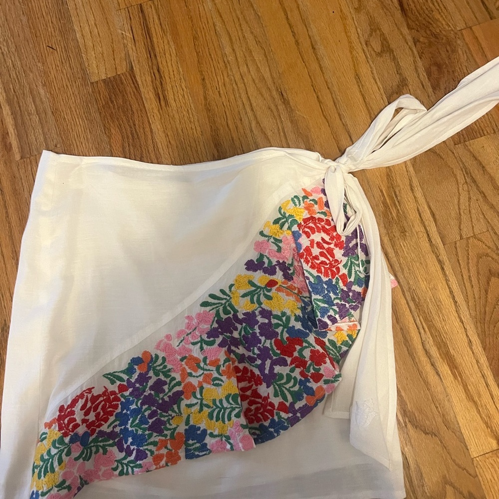 White mini skirt with floral, never worn, Size Small